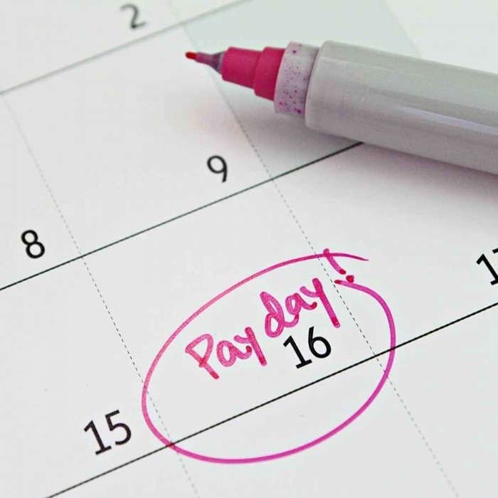 A day on a calendar marked payday and circled in pink highlighter
